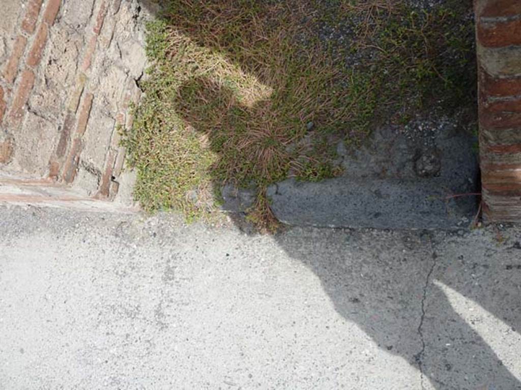 VIII.4.52 Pompeii. September 2015. Entrance doorway threshold.