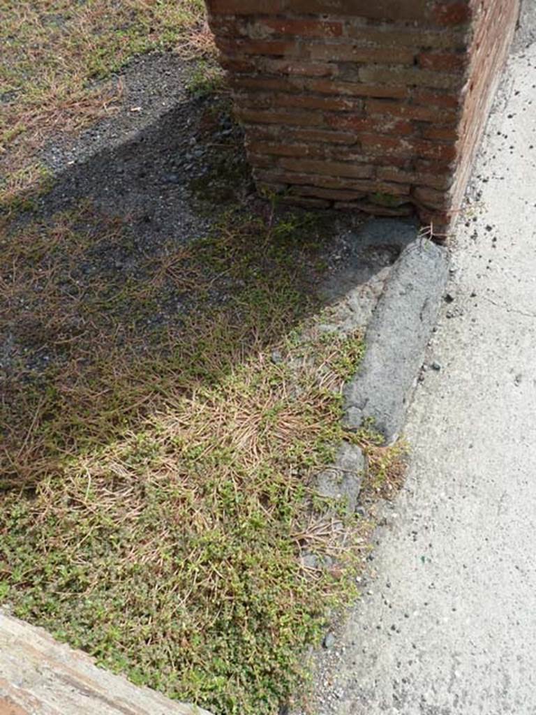 VIII.4.52 Pompeii. September 2015. Entrance doorway threshold.