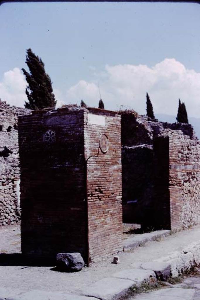 VIII.4.53 Pompeii, on right, linked to VIII.4.1, on left. 1966. Pilaster on corner of roadway with two decorative plaques on dividing pilaster. Photo by Stanley A. Jashemski.
Source: The Wilhelmina and Stanley A. Jashemski archive in the University of Maryland Library, Special Collections (See collection page) and made available under the Creative Commons Attribution-Non Commercial License v.4. See Licence and use details.
J66f0582