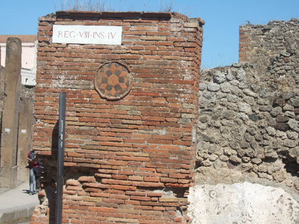 Corner of VIII.4.53 and VIII.4.1 on Via dei Teatri, Pompeii. September 2005.