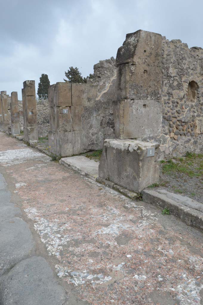 VIII.5.2 Pompeii. March 2019. 
Looking east along pavement on Via dell’Abbondanza, outside entrances VIII.5.1, 2 and 3.
Foto Taylor Lauritsen, ERC Grant 681269 DÉCOR.