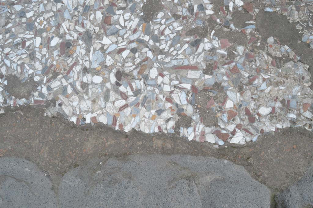 VIII.5.2 Pompeii. March 2019. 
Detail of pavement on Via dell’Abbondanza, outside entrances VIII.5.1, 2 and 3.
Foto Taylor Lauritsen, ERC Grant 681269 DÉCOR.