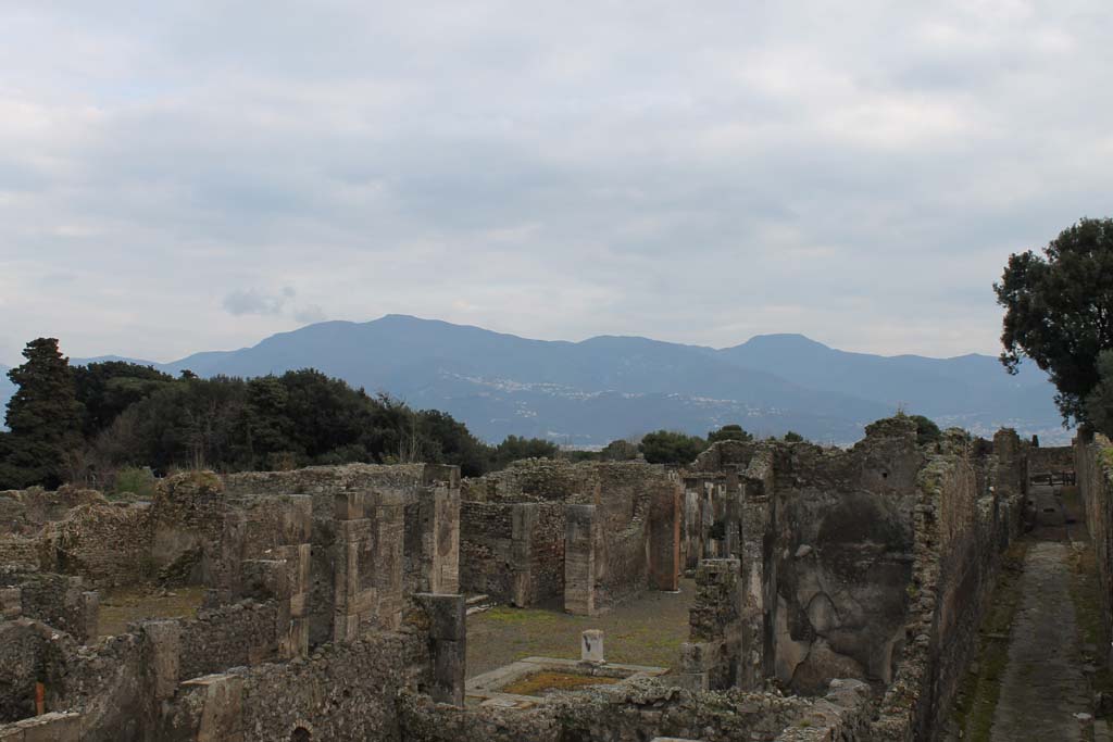 VIII.5.2 Pompeii. March 2014. Looking south-east across impluvium in atrium, with Vicolo dei Dodici Dei, on right.
Foto Annette Haug, ERC Grant 681269 DÉCOR.
