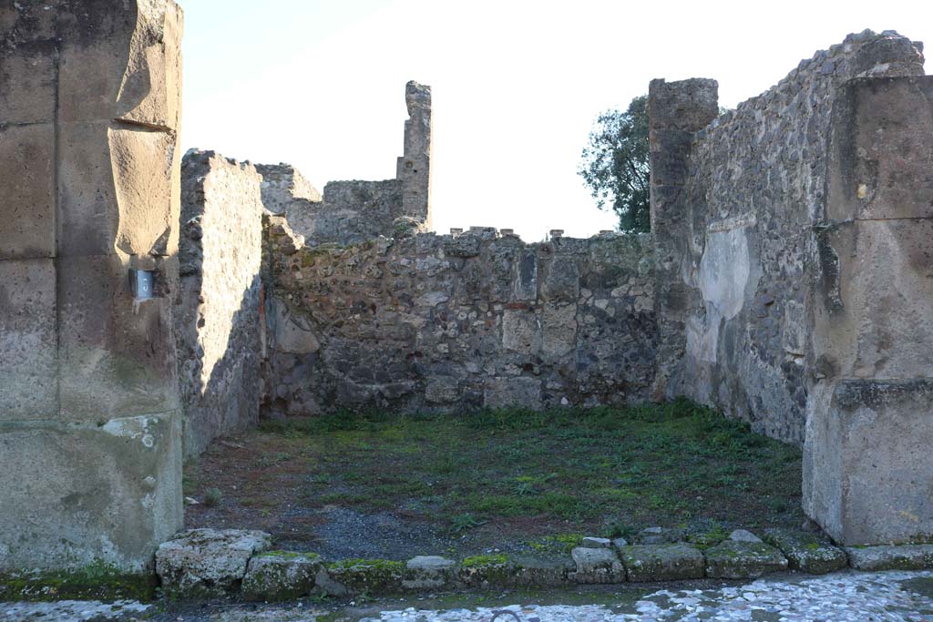 VIII.5.3 Pompeii. December 2018. Entrance doorway on south side of Via dell’Abbondanza. Photo courtesy of Aude Durand.