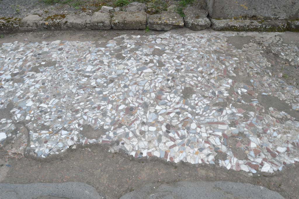 VIII.5.3 Pompeii. March 2019. Pavement outside entrance doorway on Via dell’Abbondanza.
Foto Taylor Lauritsen, ERC Grant 681269 DÉCOR.