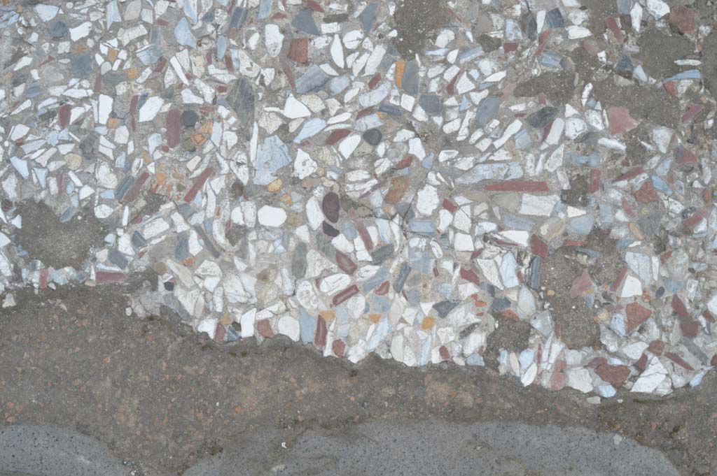 VIII.5.3 Pompeii. March 2019. Detail of pavement outside entrance doorway on Via dell’Abbondanza.
Foto Taylor Lauritsen, ERC Grant 681269 DÉCOR.