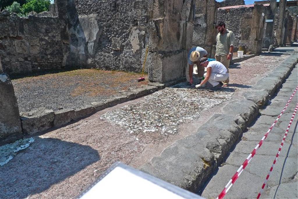 VIII.5.3 Pompeii. July 2010. Entrance doorway on Via dell’Abbondanza, looking west. Photo courtesy of Michael Binns.