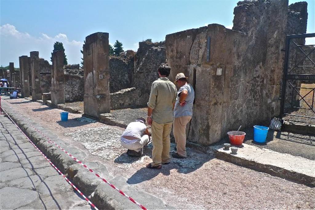 VIII.5.3 Pompeii. July 2010. Entrance doorway on Via dell’Abbondanza, looking east from outside VIII.5.2. Photo courtesy of Michael Binns.