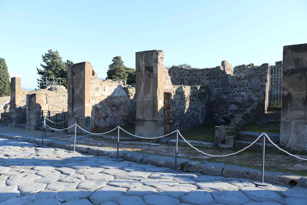 Via dell’Abbondanza, Pompeii. South side. December 2018. 
Looking south-east along Insula VIII.5, with VIII.5.5, on right. Photo courtesy of Aude Durand.
