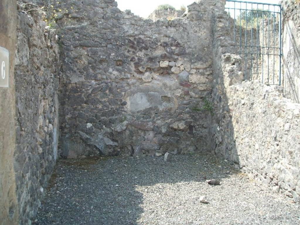 VIII.5.6 Pompeii. May 2005. Looking south.