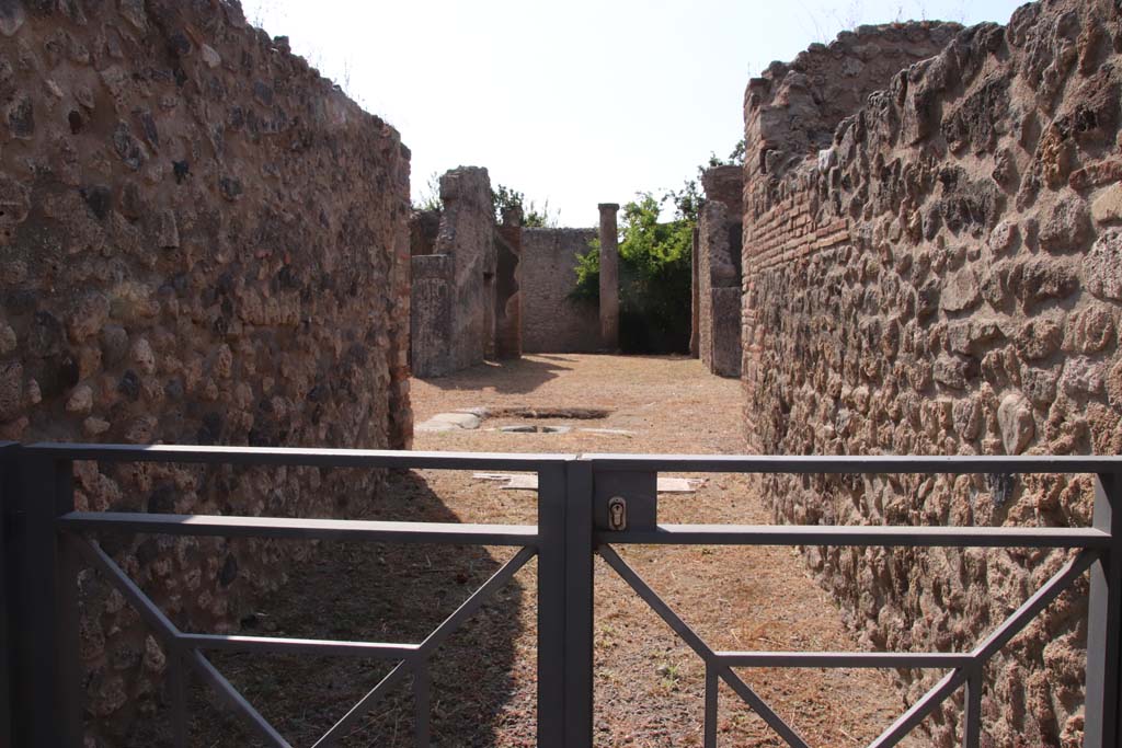 VIII.5.9 Pompeii. September 2019. Looking south from entrance doorway across atrium towards tablinum.
Photo courtesy of Klaus Heese.