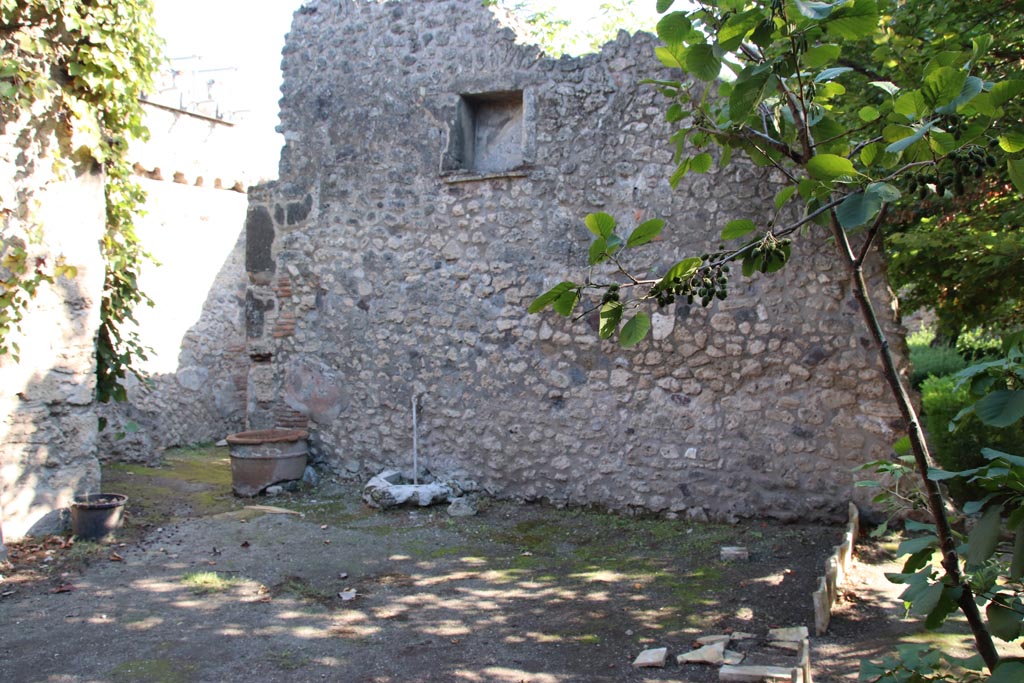 VIII.5.15 Pompeii. October 2022. Room 2, east wall with niche set high in the wall. Photo courtesy of Klaus Heese.