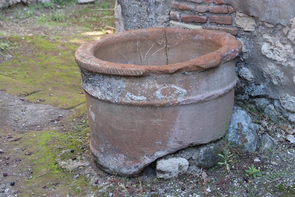 VIII.5.15 Pompeii. October 2022. Room 2, terracotta puteal set against east wall. Photo courtesy of Klaus Heese.