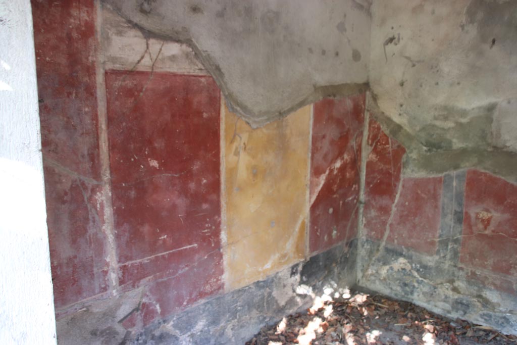 VIII.5.15 Pompeii. October 2022. Room 9, west wall and north-west corner of cubiculum. Photo courtesy of Klaus Heese.
