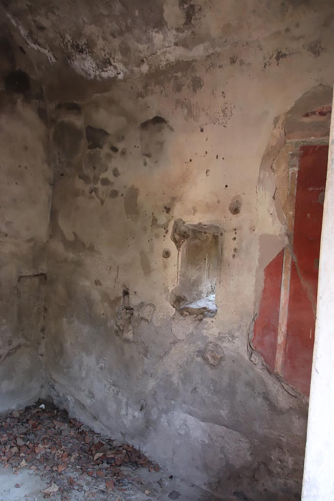 VIII.5.15 Pompeii. October 2022. 
Room 9, north-east corner and east wall. Photo courtesy of Klaus Heese.