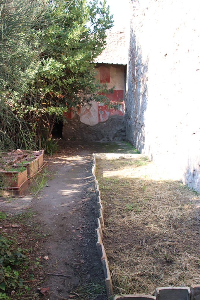 VIII.5.15 Pompeii. October 2022. Looking east towards area of large triclinium. Photo courtesy of Klaus Heese.