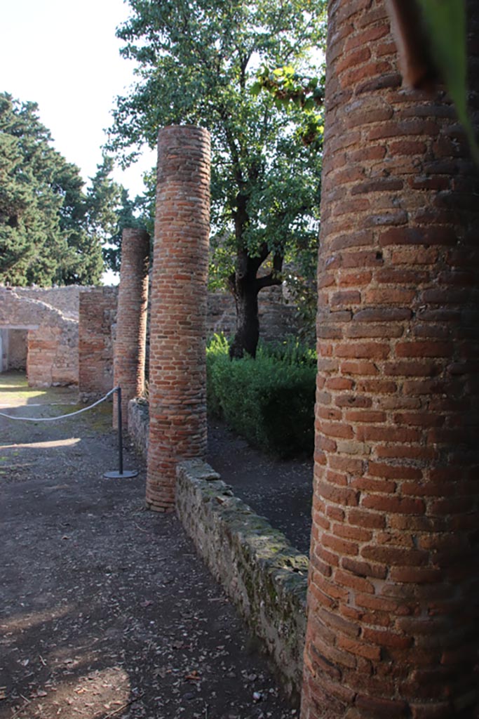 VIII.5.16 Pompeii. October 2022. 
Looking east along columns on portico. Photo courtesy of Klaus Heese.