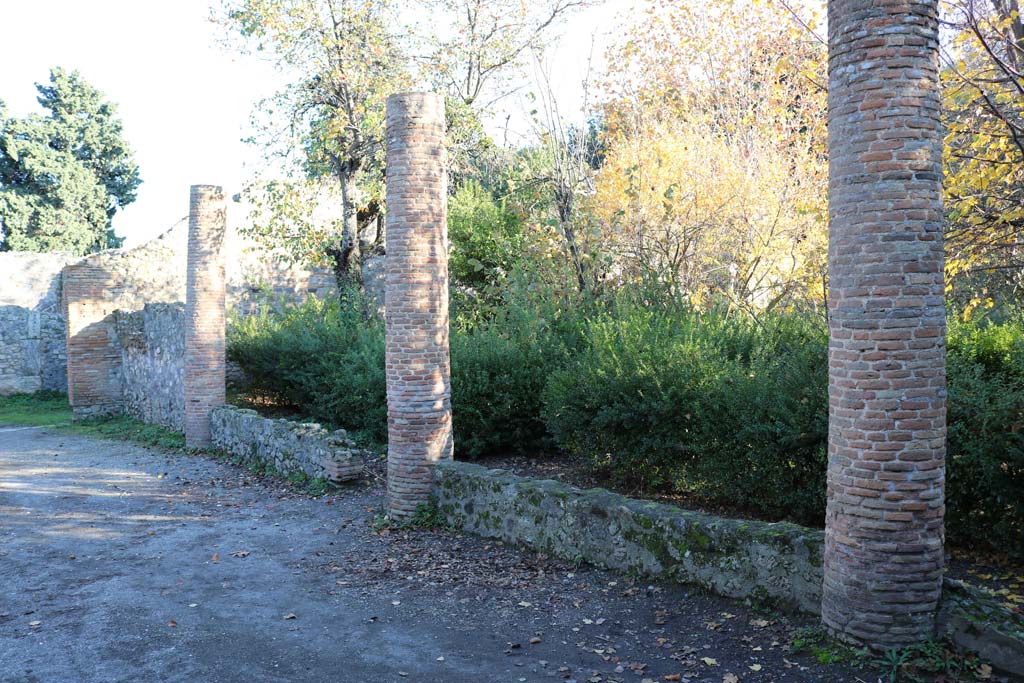 VIII.5.16 Pompeii. December 2018. Looking south-east from of north portico. Photo courtesy of Aude Durand.