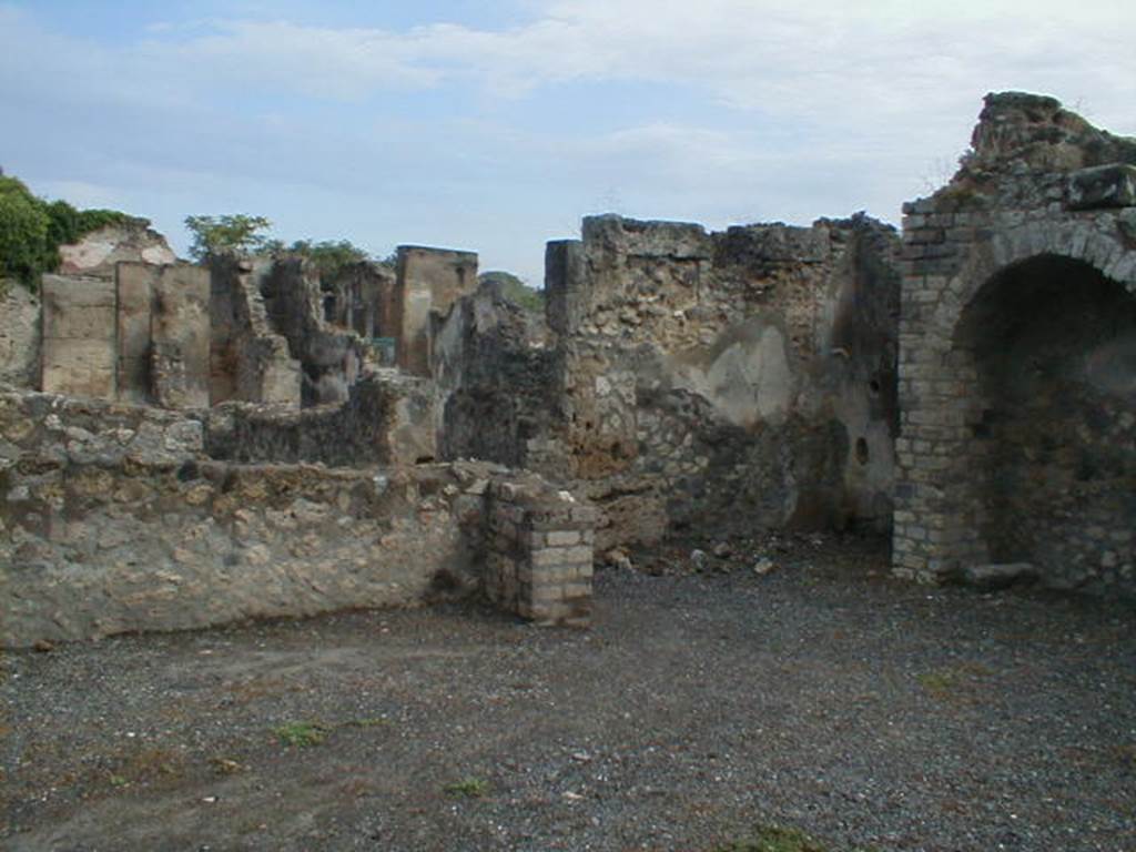 VIII.5.17 Pompeii. September 2004. Looking north towards VIII.5.20 entrance on Via dell’Abbondanza.