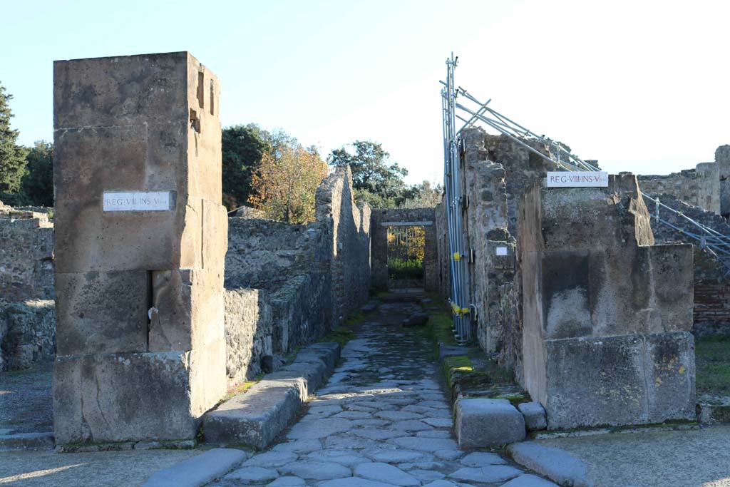 Small roadway, Pompeii. December 2018. 
Looking south between VIII.5.19, on left, and VIII.5.11, on right. 
VIII.5.18 is the small doorway in the side road, left of centre. Photo courtesy of Aude Durand.