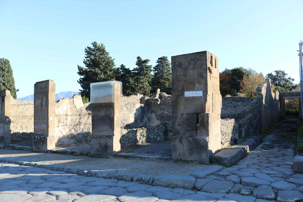 Via dell’Abbondanza, Pompeii. South side. December 2018. 
Looking south from small roadway and VIII.5.19, on right. Photo courtesy of Aude Durand.