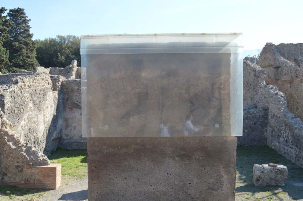 VIII.5.20 Pompeii, on left, and VIII.5.19, on right. October 2017. “Eituns” on pilaster
Foto Taylor Lauritsen, ERC Grant 681269 DÉCOR.
