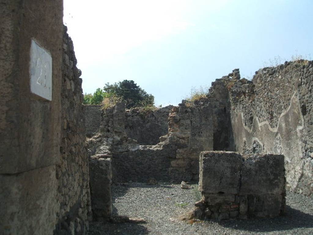 VIII.5.21 Pompeii. May 2005. Rear room on south-east of shop, according to Eschebach this room was a triclinium. See Eschebach, L., 1993. Gebäudeverzeichnis und Stadtplan der antiken Stadt Pompeji. Köln: Böhlau. (p.382)
