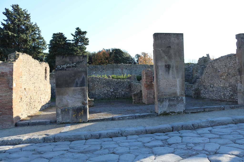 Via dell’Abbondanza, Pompeii. South side. December 2018. 
Looking south towards VIII.5.24, on left, VIII.5.23, in centre, and VIII.5.22, on right. Photo courtesy of Aude Durand.