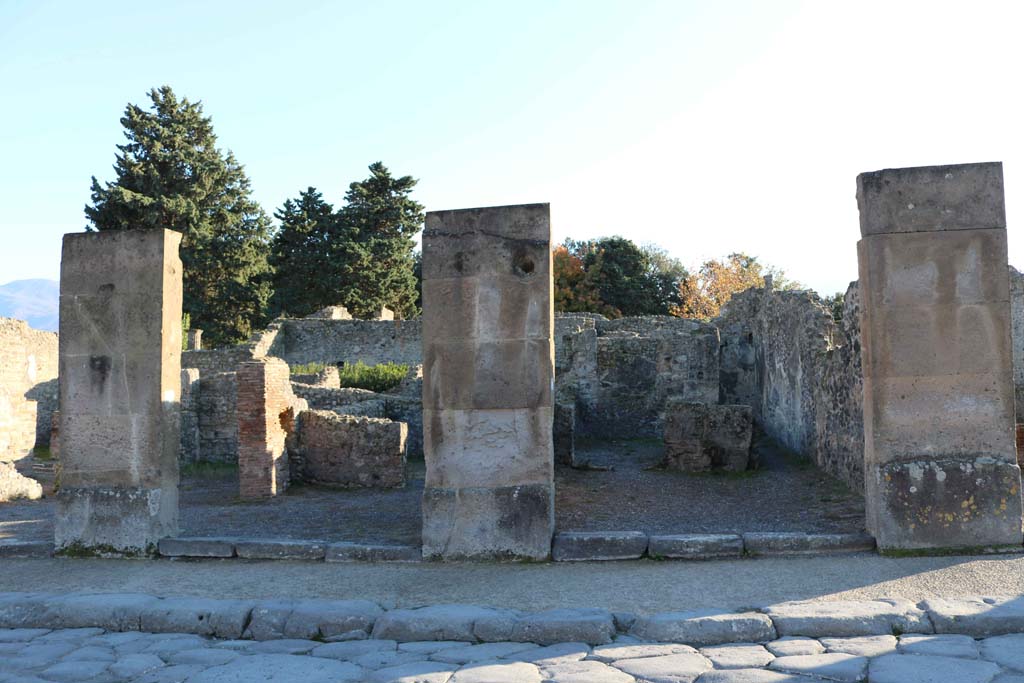 Via dell’Abbondanza, Pompeii. South side. December 2018. 
Looking south towards VIII.5.22, centre left, and VIII.5.21, on right. Photo courtesy of Aude Durand.