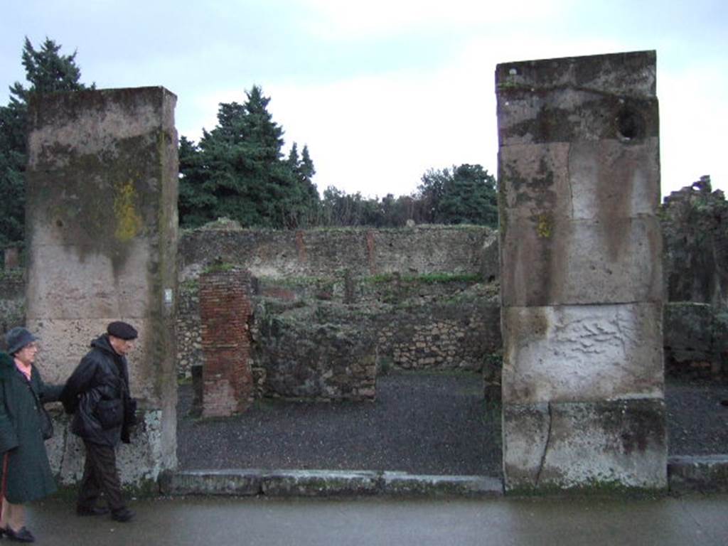 VIII.5.22 Pompeii. December 2005. Looking south to entrance.