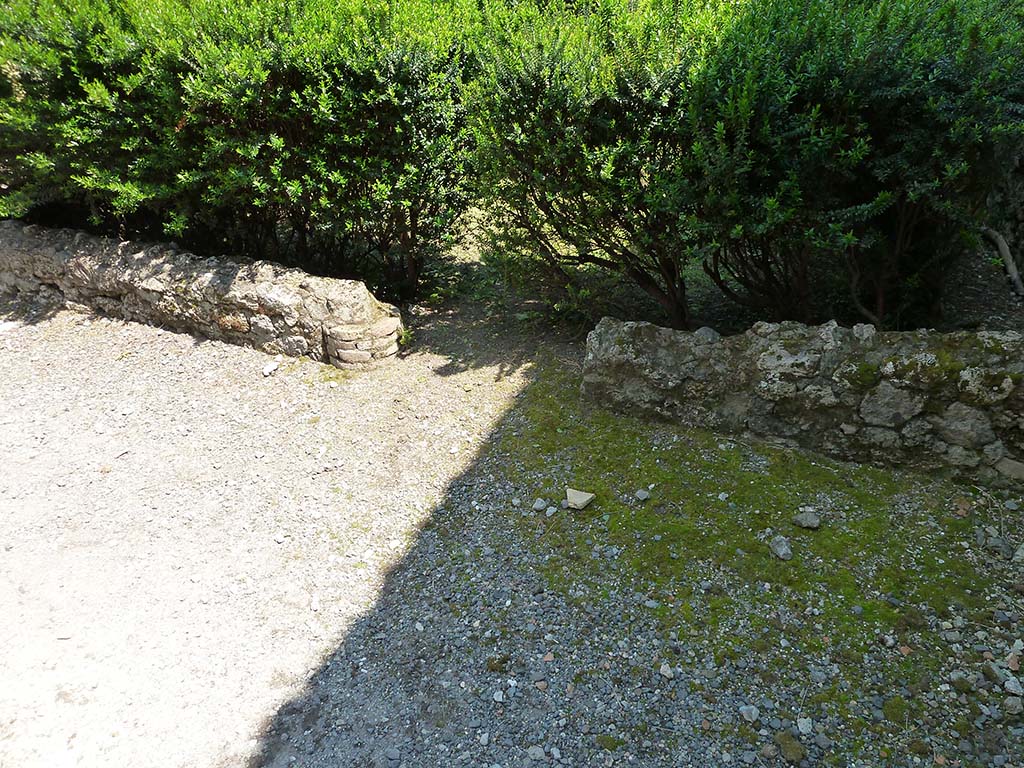 VIII.5.24 Pompeii. May 2010. Pluteus around portico of peristyle garden.