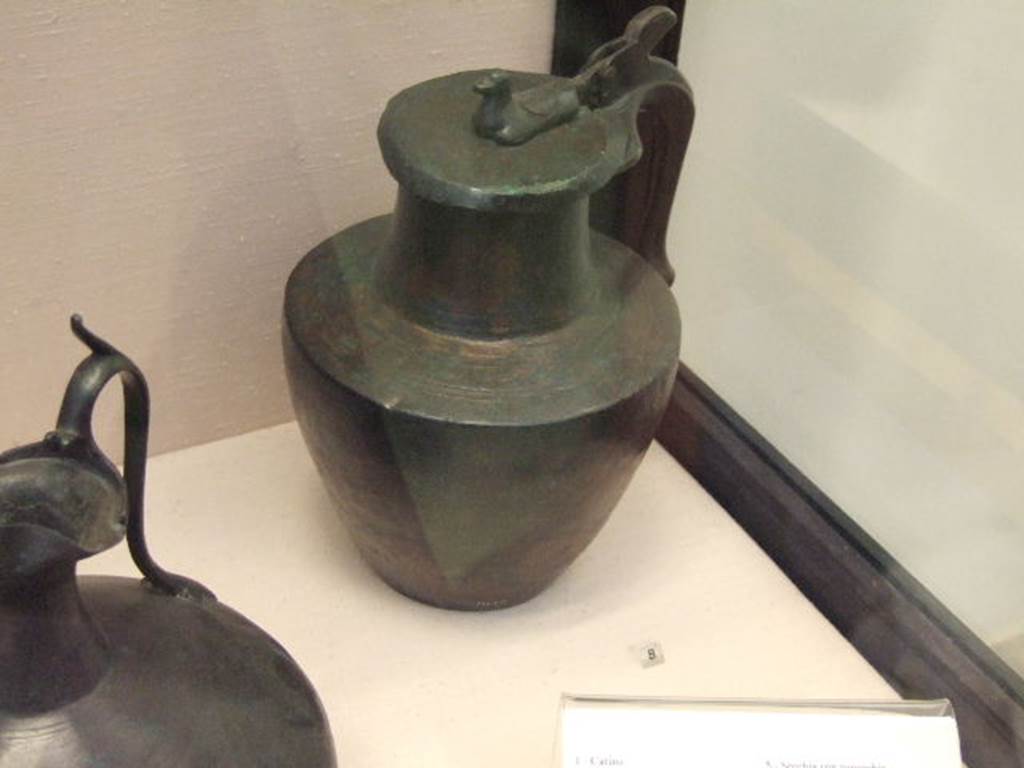 VIII.5.24 Pompeii. Brocca con coperchio (covered jug) found in atrium. 
Now in Naples Archaeological Museum. Inventory number 116191.