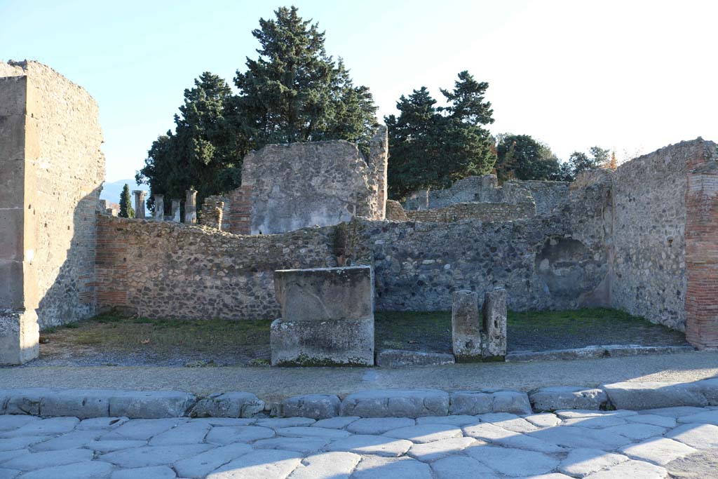 VIII.5.27 Pompeii, on left, VIII.5.26, in centre, and VIII.5.25, on right. December 2018. 
Looking south to entrance doorways on Via dell’Abbondanza. Photo courtesy of Aude Durand.