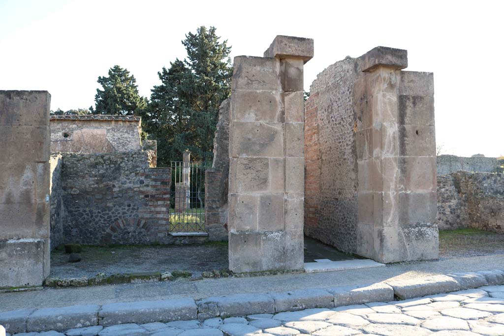 VIII.5.29 Pompeii, on left, and VIII.5.28, December 2018. 
Looking south to entrance doorways on Via dell’Abbondanza. Photo courtesy of Aude Durand.