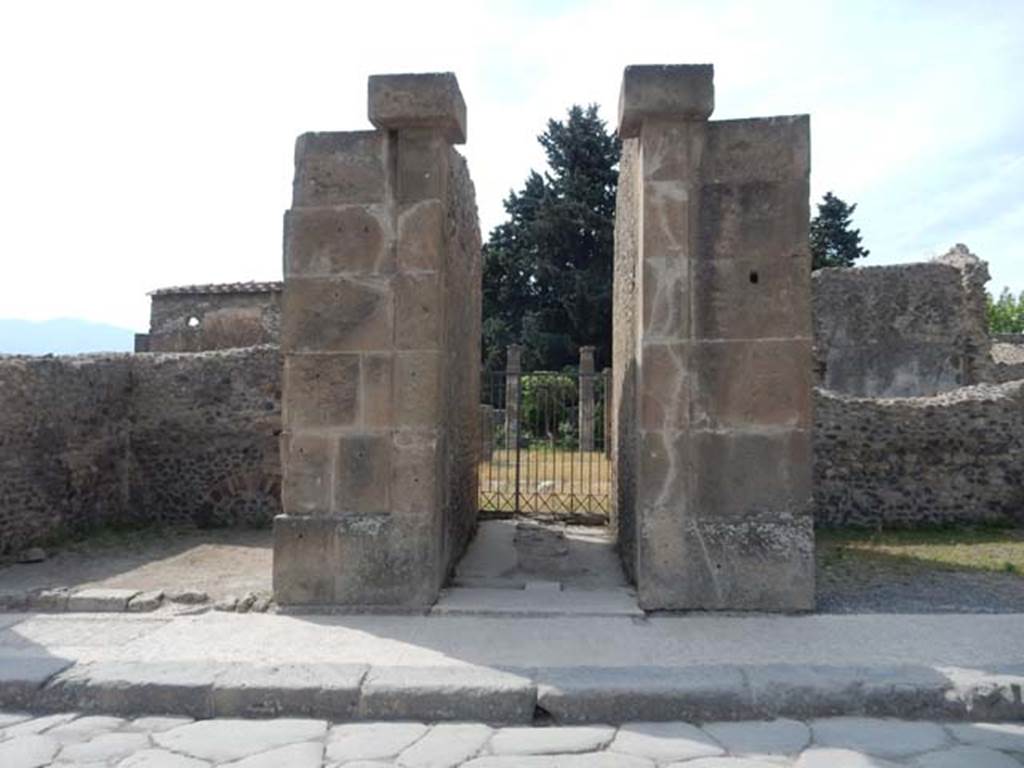 VIII.5.28 Pompeii. May 2017. Looking south to entrance doorway on Via dell’Abbondanza. 
Photo courtesy of Buzz Ferebee.
Gell refers to this as the House of Fuscus, on the portal of which was visible the name of FUSCUS.
See Gell, W, 1832. Pompeiana: Vol 1. London: Jennings and Chaplin, p.3.
CIL IV records
CIL IV 715
in aedibus imp. Iosephi II GELL; immo Francisci II; v. ad n. 43.
   FVSCV..
Gell 1832 I p. 3; cf. II p. 55.
   FVSCVS Gell.