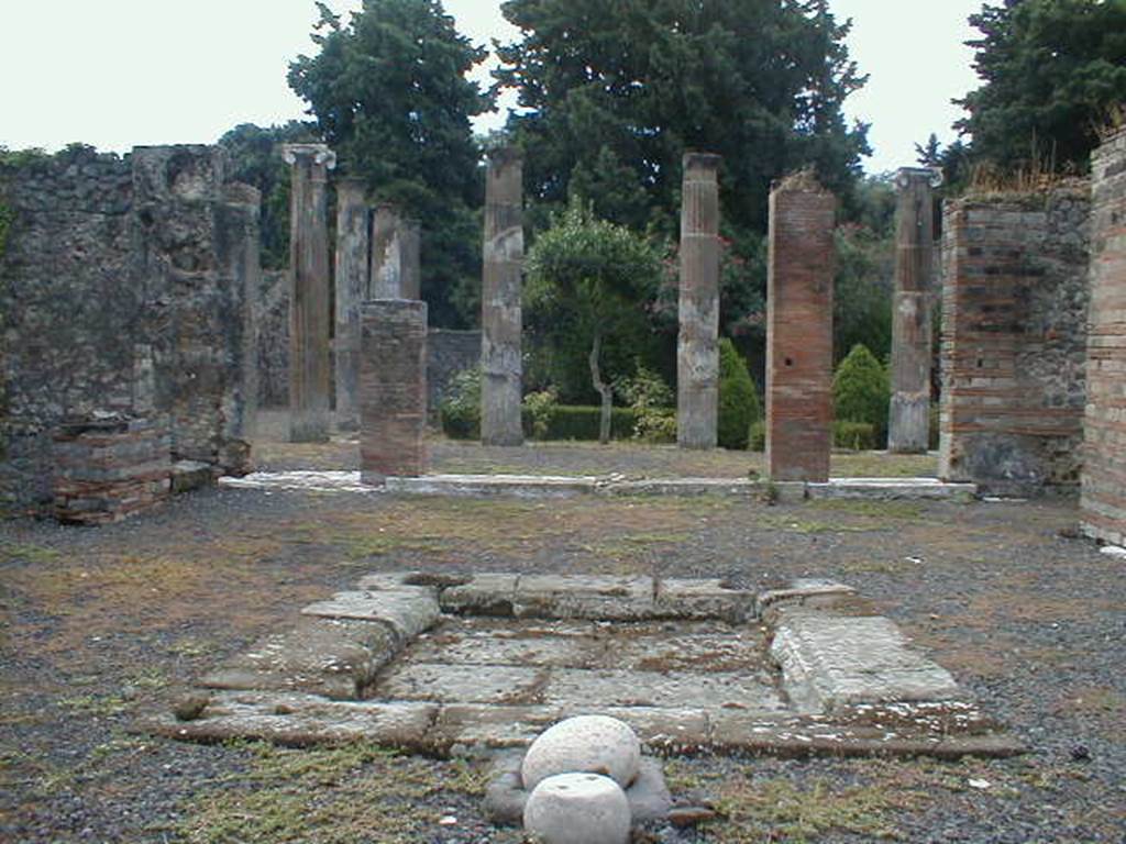 VIII.5.28 Pompeii. September 2004. Atrium, looking south.
For an Essay on the structure of the foundations of this house, 
see Maiuri in Notizie degli Scavi, 1944-45, (p.157-159).