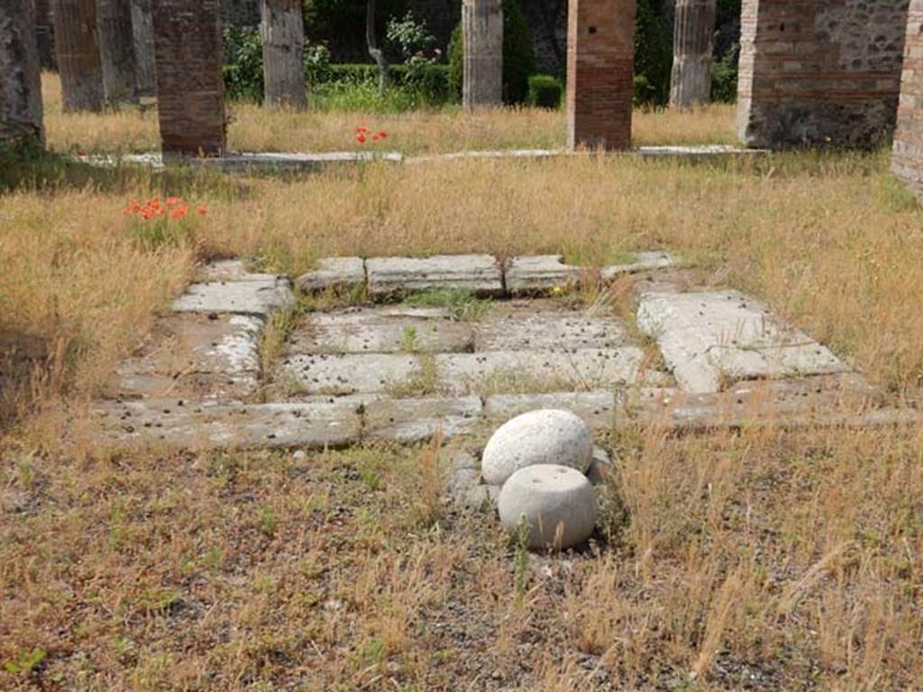 VIII.5.28 Pompeii. May 2017. Room 1, impluvium in atrium.  Photo courtesy of Buzz Ferebee.