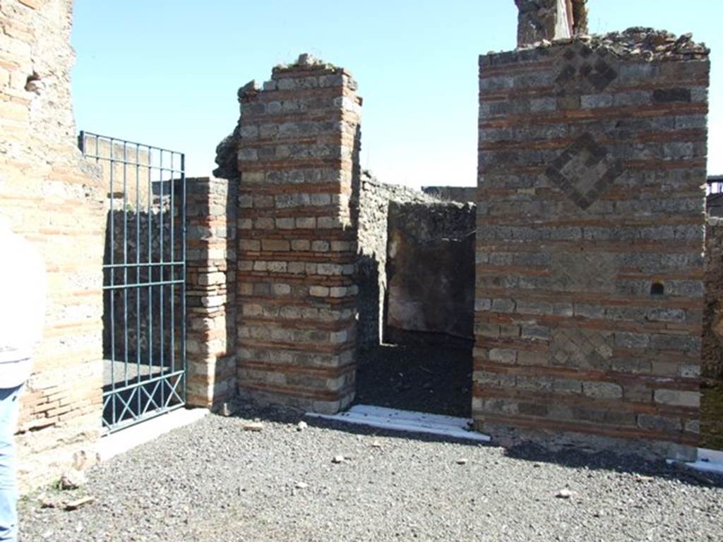 VIII.5.28 Pompeii.  March 2009. North east corner of Atrium. Doorways to VIII.5.29 and to Room 2.