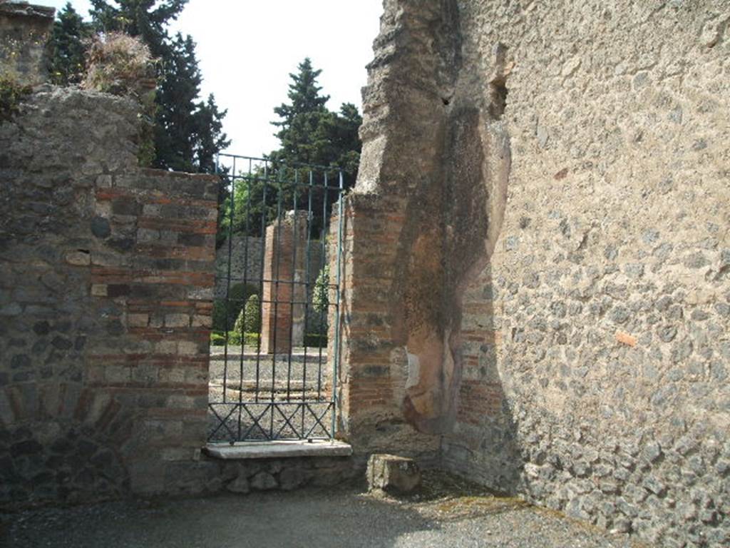 VIII.5.28 from VIII.5.29 Pompeii.  May 2005.  Looking south into atrium.