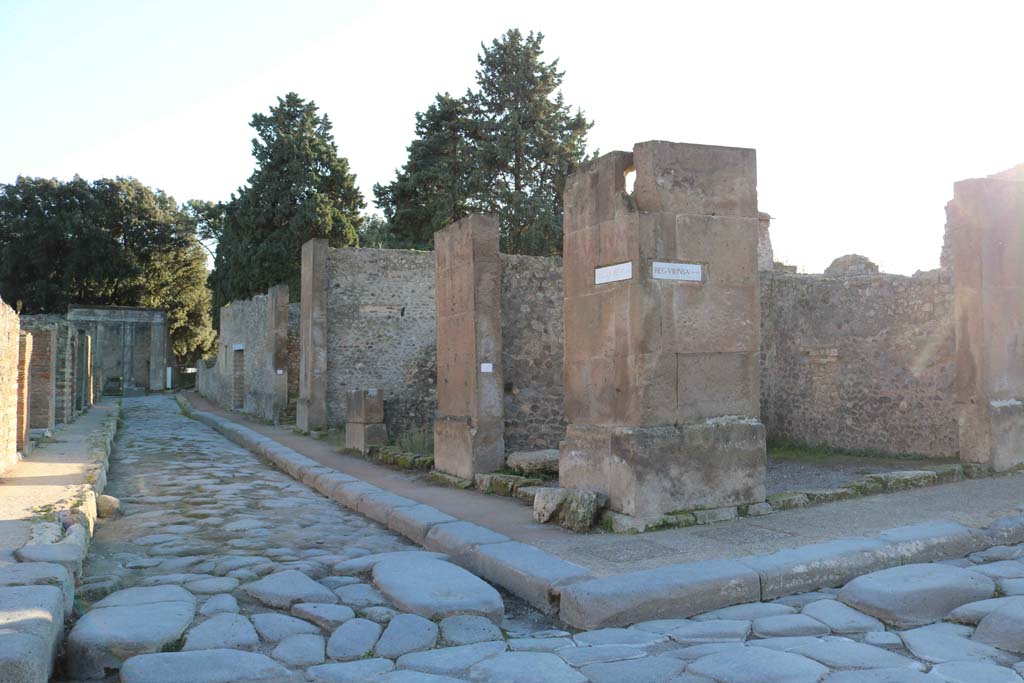 Via dei Teatri, Pompeii. West side. December 2018. 
Looking south-west from junction with Via dell’Abbondanza towards VIII.5.30 and VIII.5.31, on right. Photo courtesy of Aude Durand.