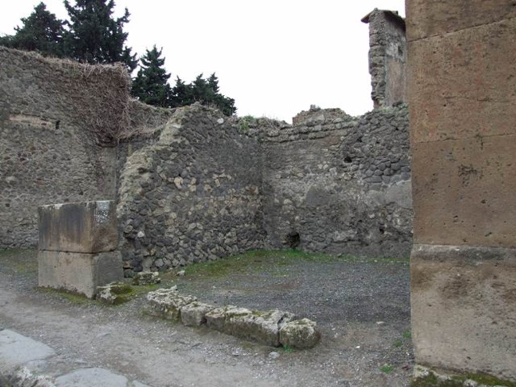 VIII.5.32 Pompeii. December 2007. Entrance.
CIL IV 62 was found on the pilaster on the right side of the photo. (See VIII.5.31)