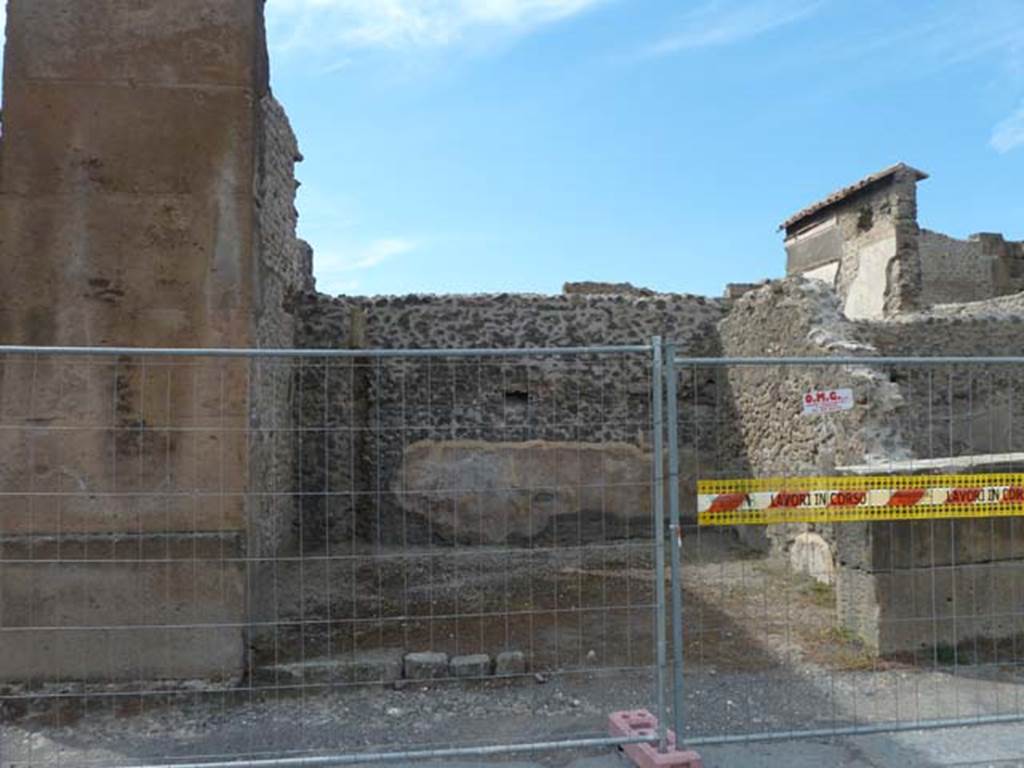 VIII.5.33 Pompeii. September 2015. Entrance doorway, looking west.