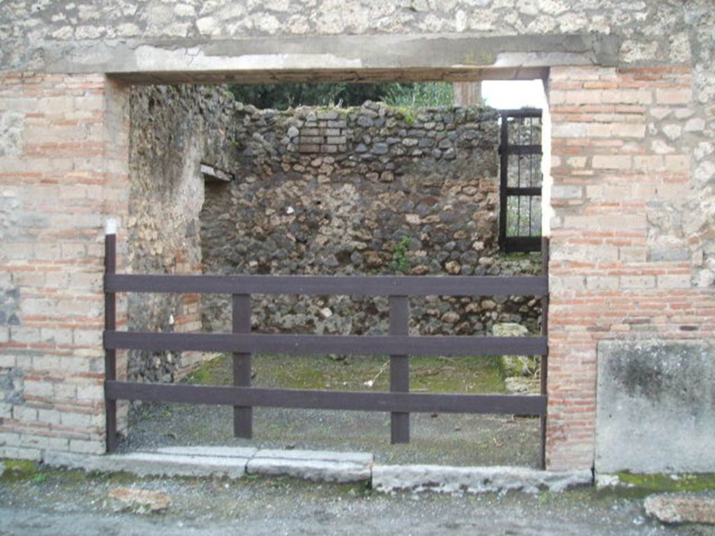 VIII.5.35 Pompeii. December 2004. Entrance, looking west.