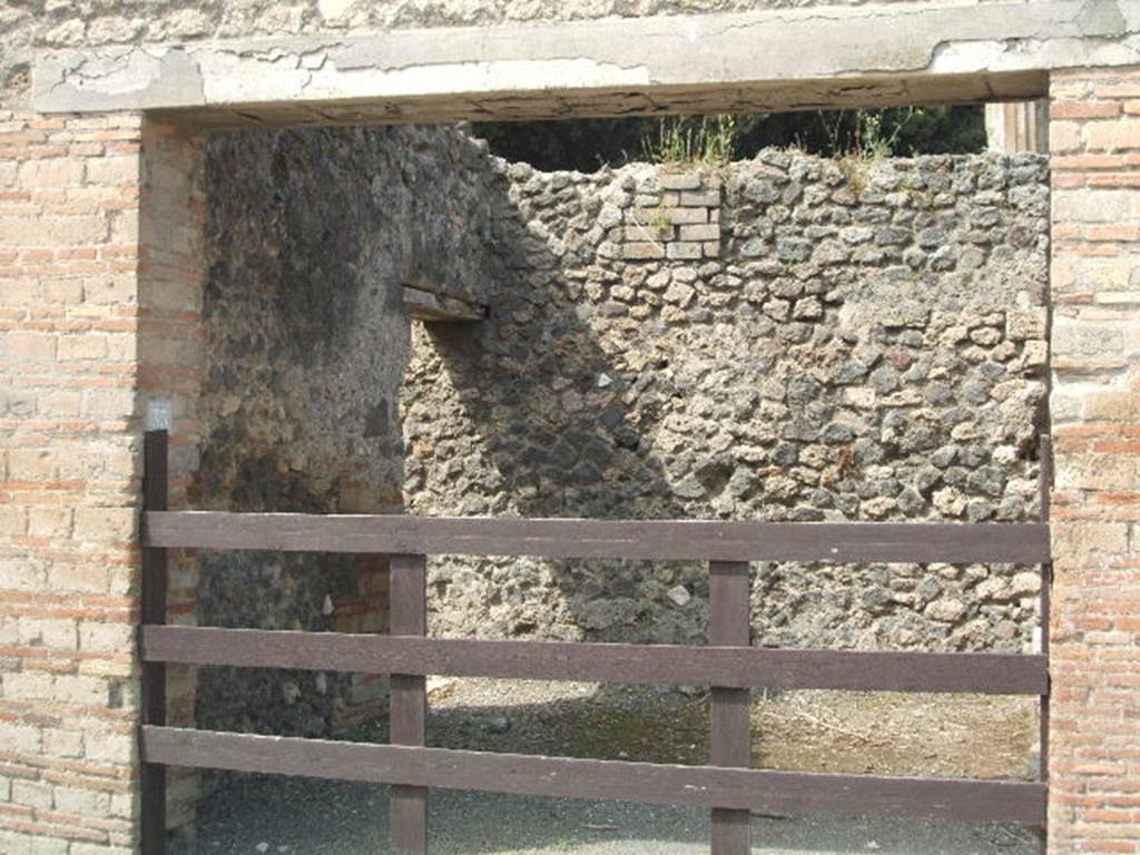 VIII.5.35 Pompeii. May 2005. Entrance, south wall and doorway to side room.