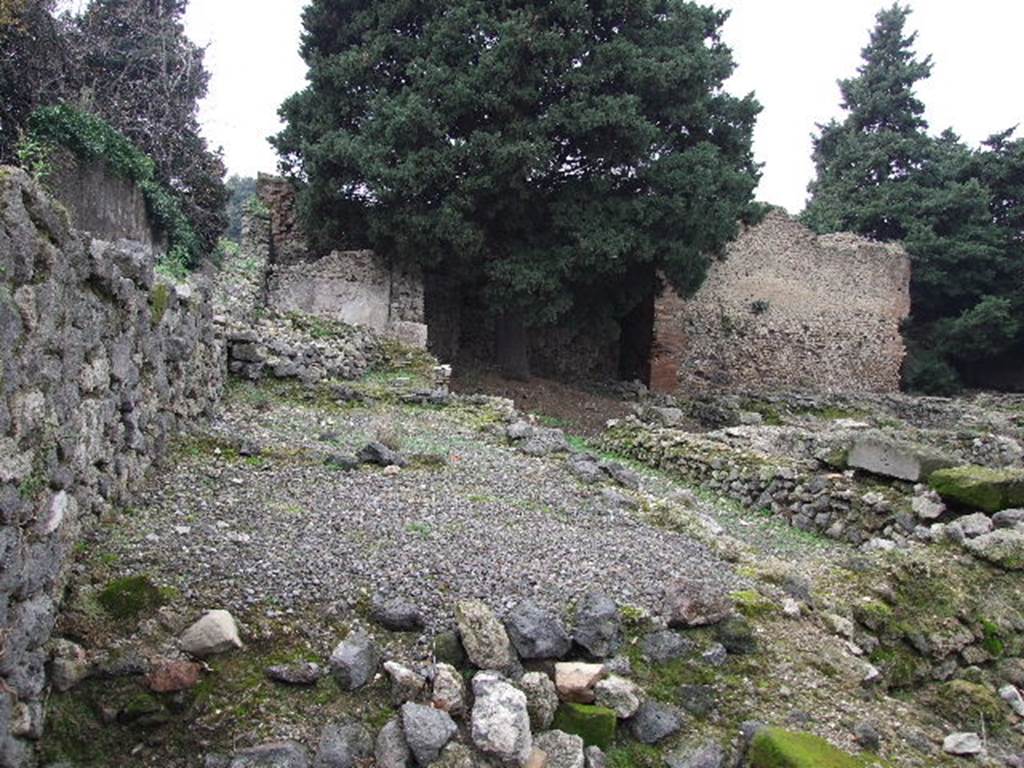 VIII.5.36 Pompeii.  December 2006.  Looking west from entrance.