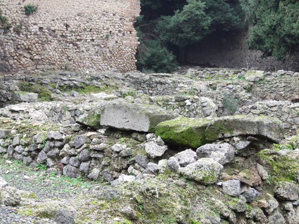 VIII.5.36 Pompeii.  December 2006.  Looking north west from entrance.