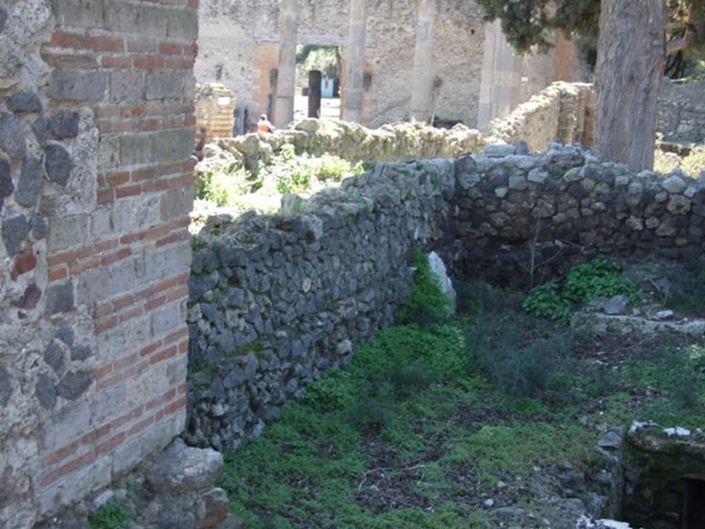 VIII.5.36 Pompeii. March 2009. 
Looking south-east towards Triangular Forum. Taken from VIII.5.28 across site of room III, men’s caldarium.
Room II with function of a waiting room or a tepidarium would have been on the left.