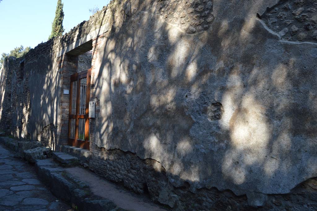 VIII.5.37 Pompeii. March 2019. Looking west towards entrance doorway on Vicolo delle Pareti Rosse.
Foto Taylor Lauritsen, ERC Grant 681269 DÉCOR.