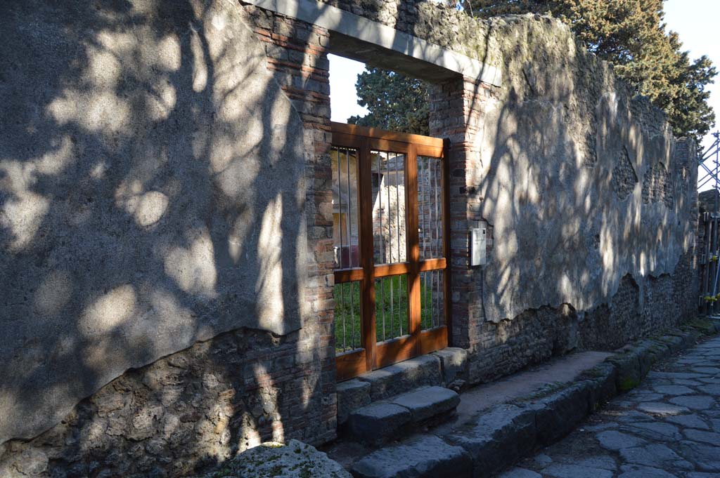 VIII.5.37 Pompeii. March 2019. Looking east on Vicolo delle Pareti Rosse.   
Foto Taylor Lauritsen, ERC Grant 681269 DÉCOR.