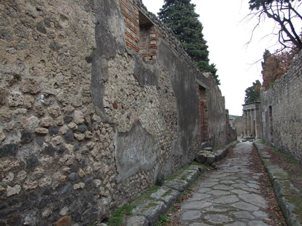 VIII.5.37 Pompeii. December 2007.   Vico della Parete Rossa looking east.